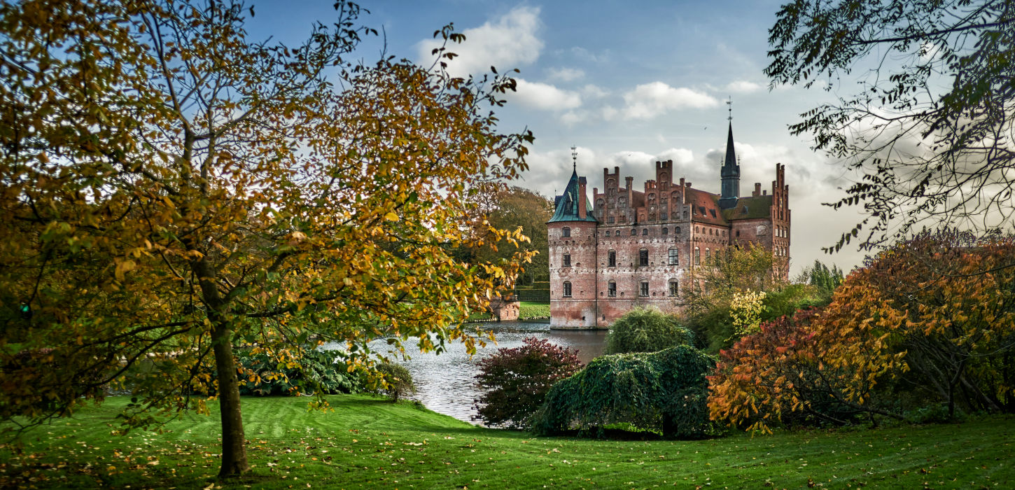 Egeskov Schloss im Herbst | Südfünen | VisitFaaborg
