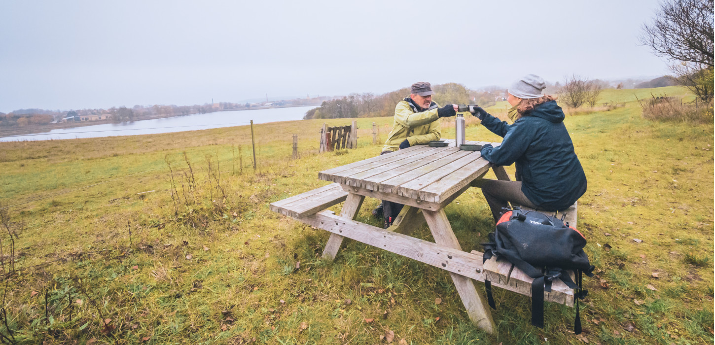 Vandring på Sundstien ved Sundet nord for Faaborg | Kaffepause på bænk | VisitFaaborg