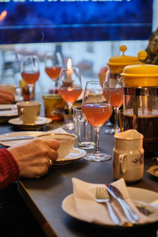 Foto af hånd og kaffekop illustrerende spisesteder under Faaborg Vinterdage