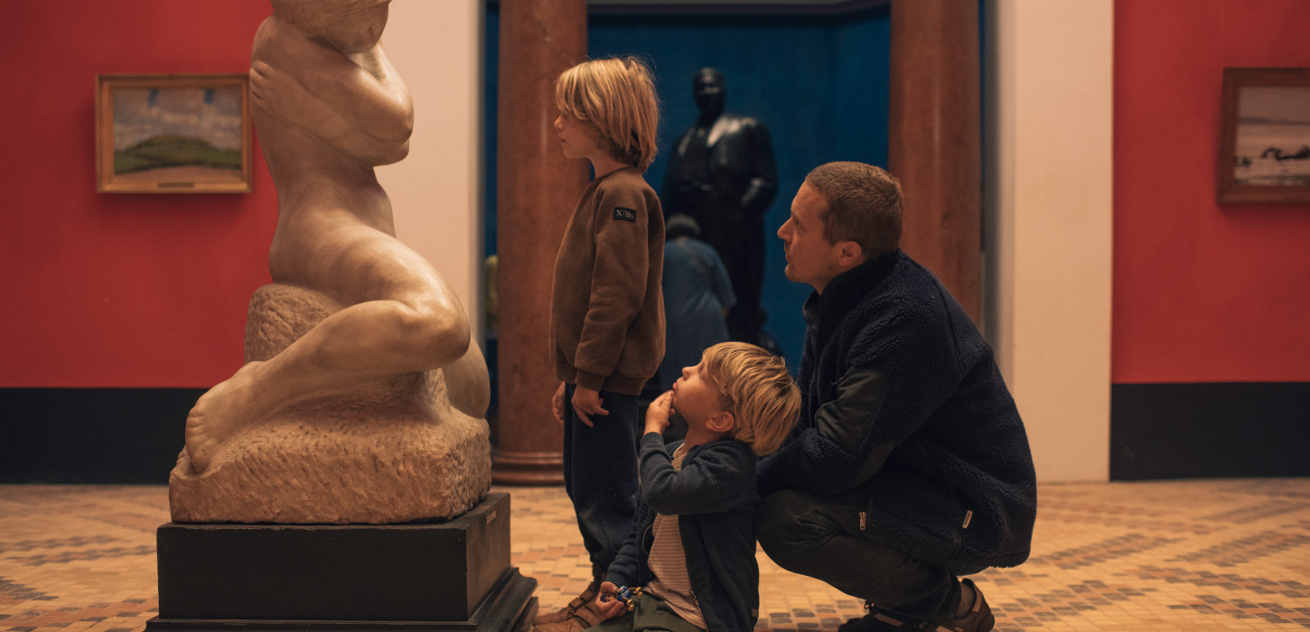 To børn med deres far betragter skulptur på besøg på Faaborg Museum