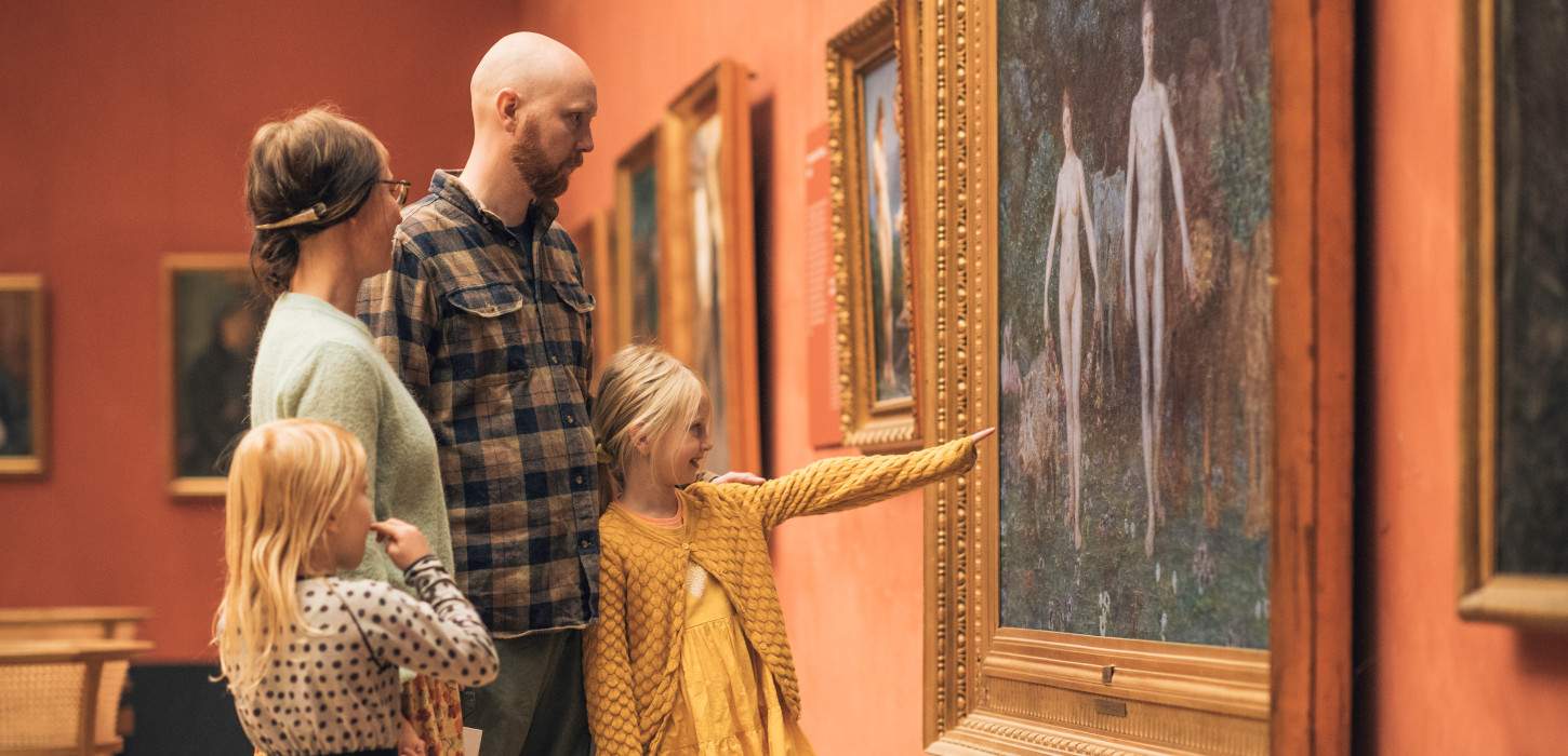 Familie på fire kigger på kunst på Faaborg Museum