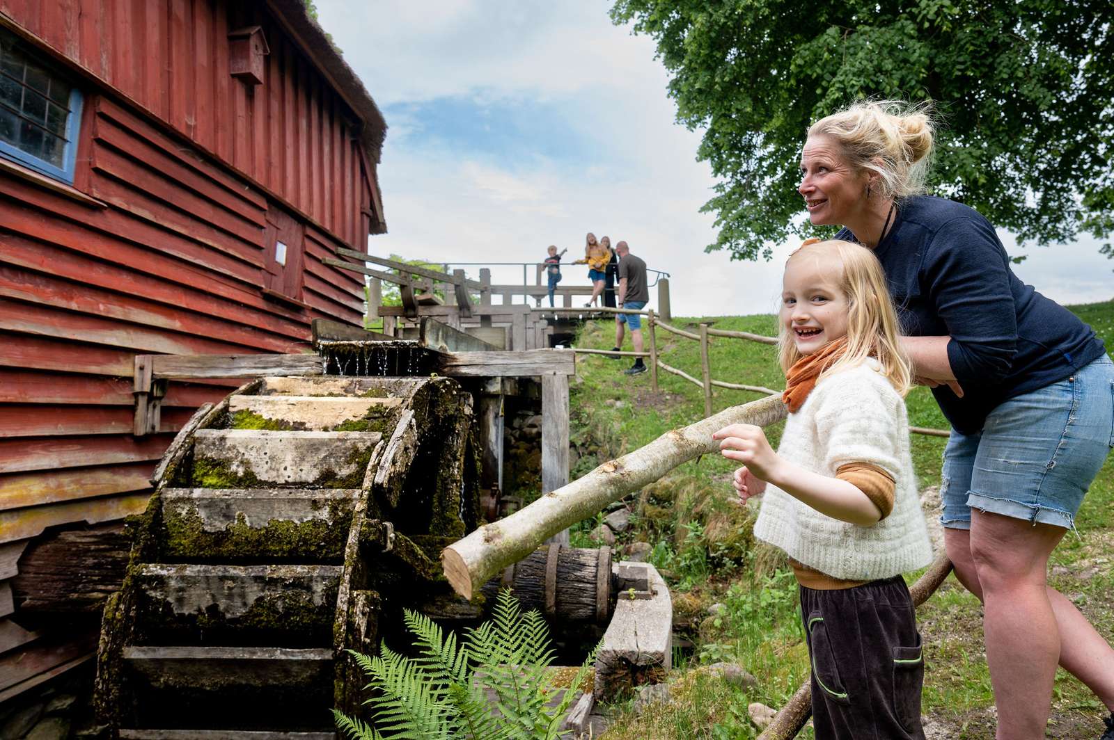 Mor og datter ved Kaleko Mølle 