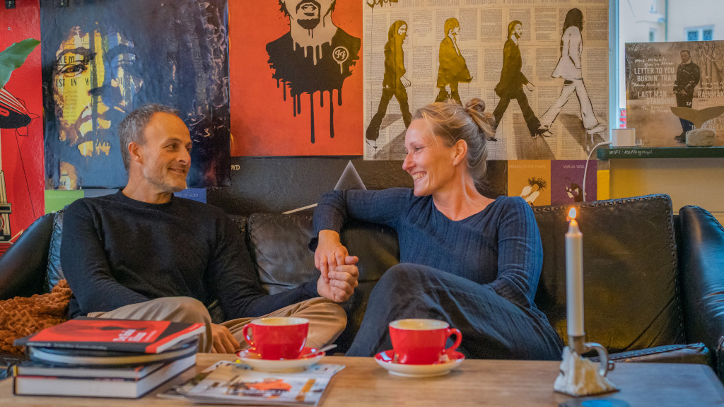 Par drikker kaffe på Rus og Riller i Faaborg
