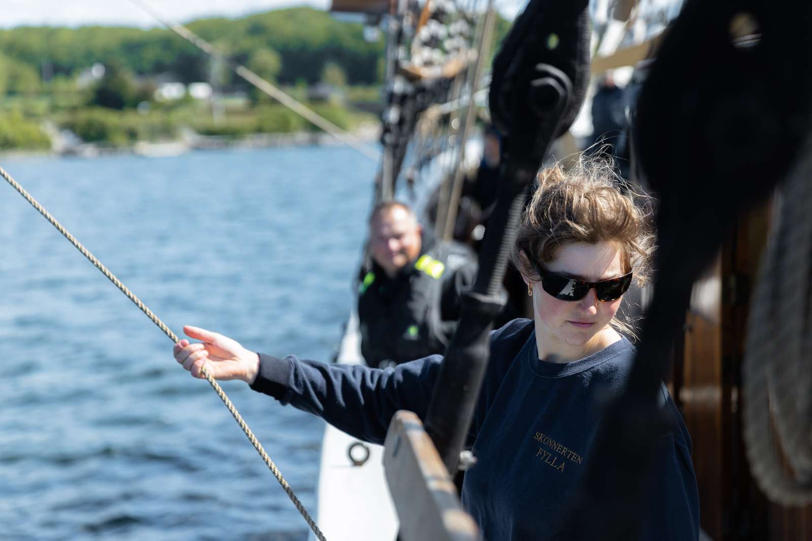 Kvinde sejler på skonnerten Fylla