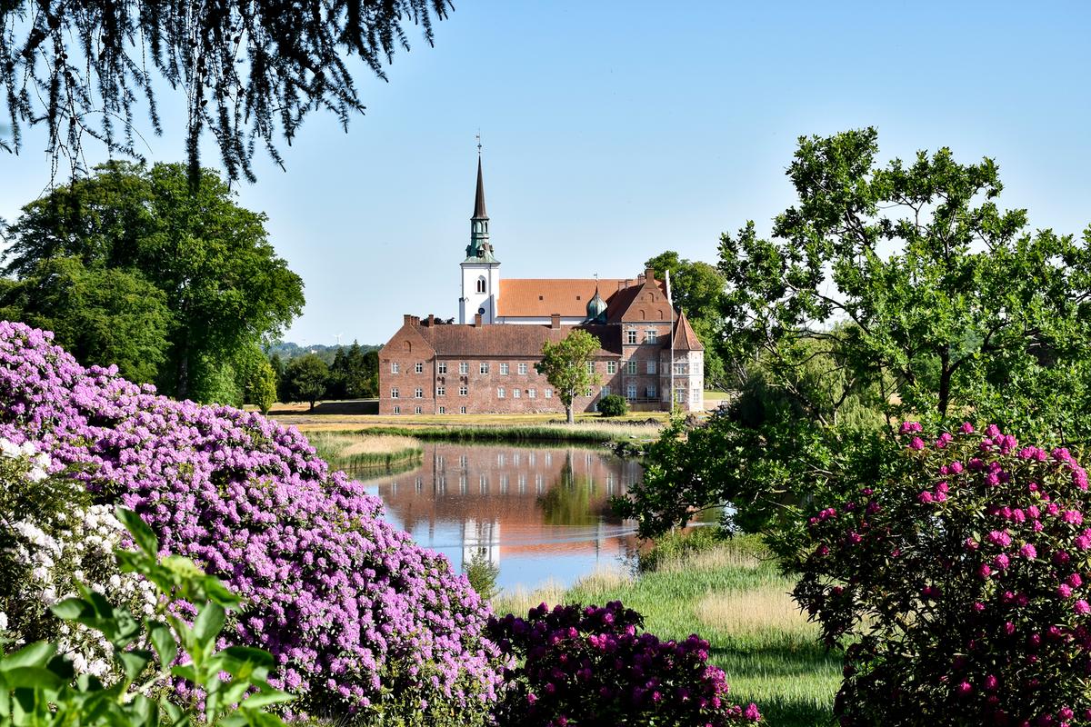 Brahetrolleborg slotspark i juni