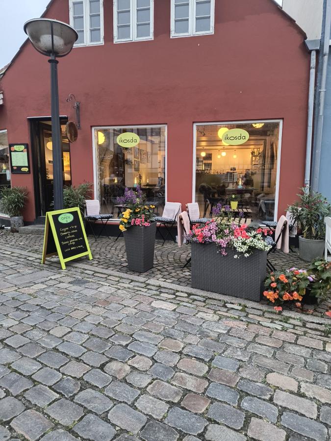 Facaden for café Ikosda ved torvet i Faaborg