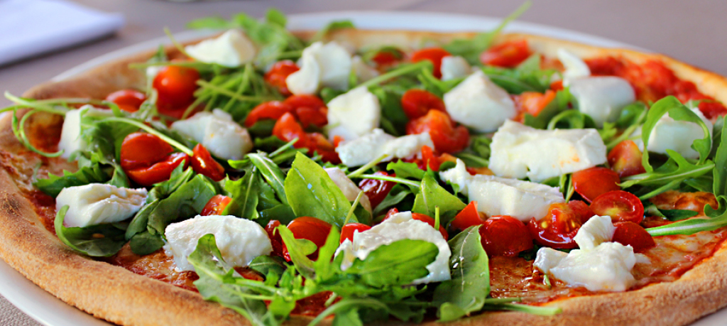 Pizza serveret på Ristorante Roma i Faaborg