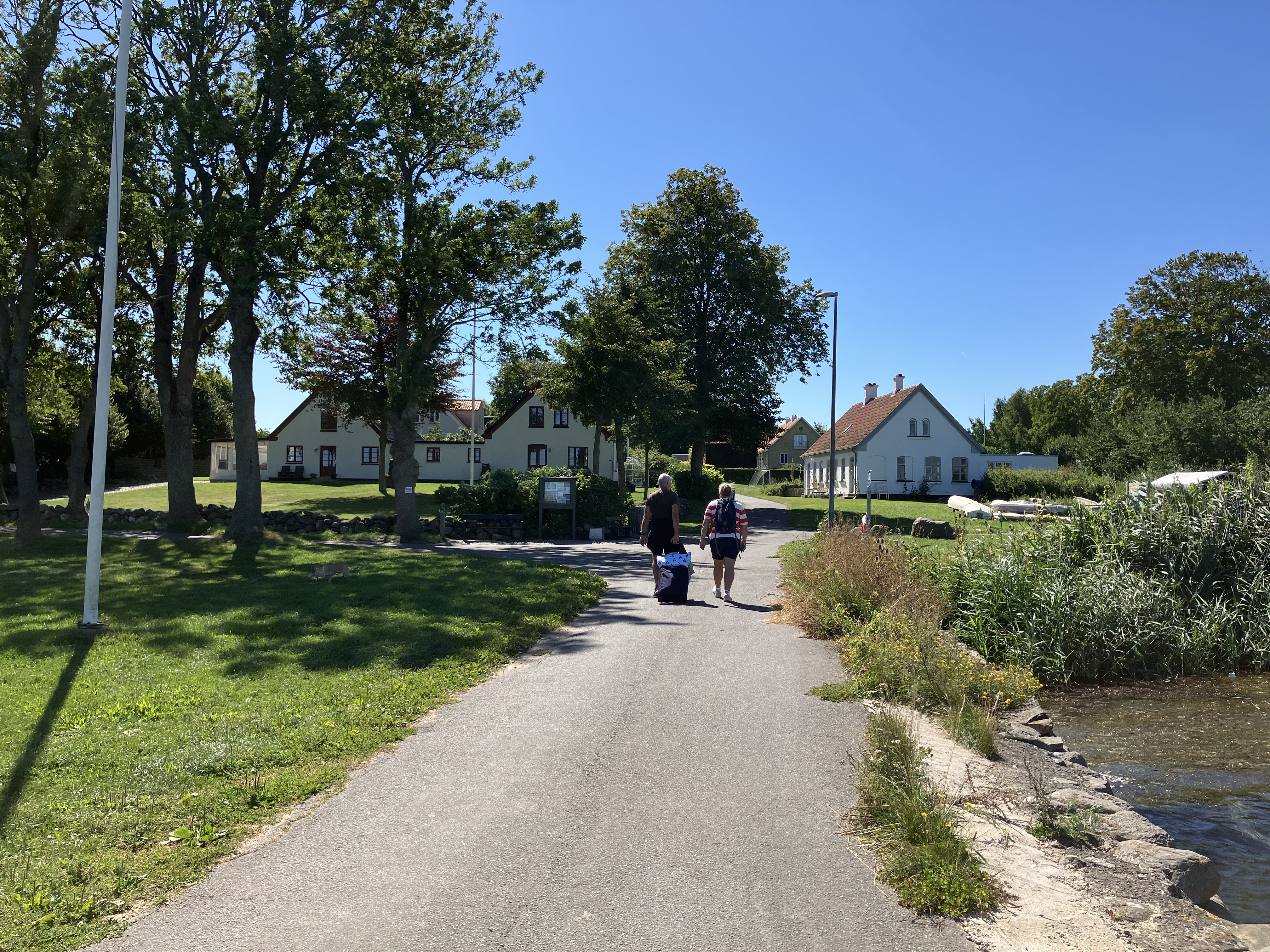 To personer går ved Bjørnø Havn i Det Sydfynske Øhav