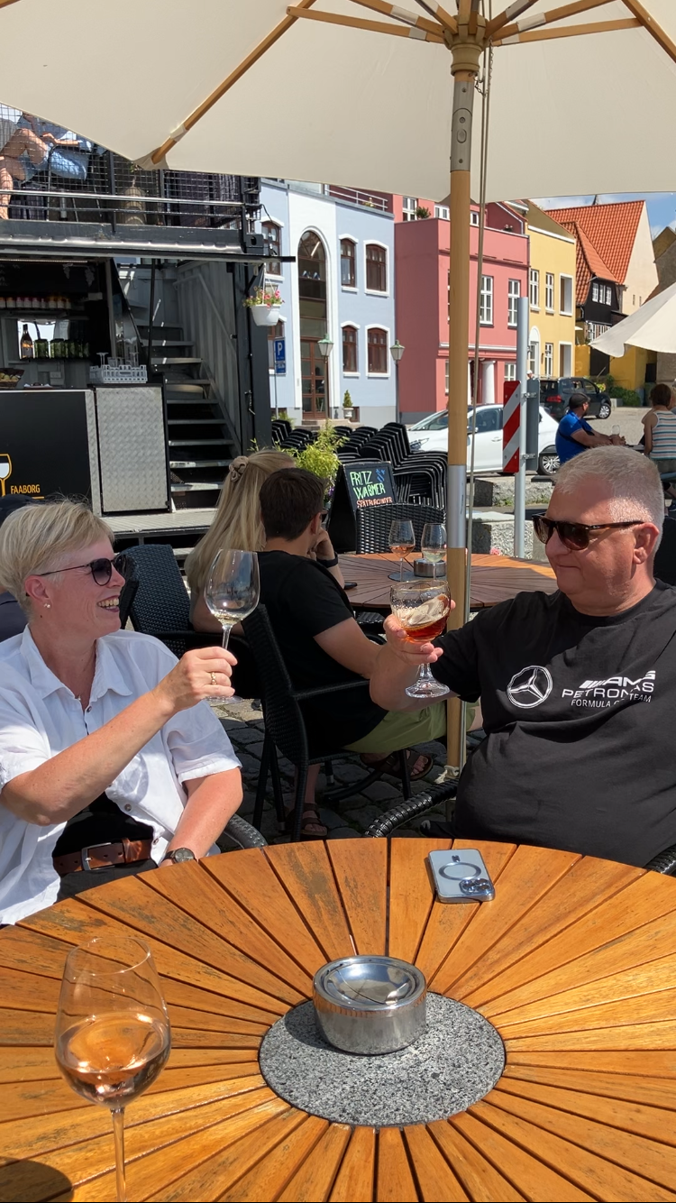 Par nyder et glas vin hos VinBankens pop-up bod på Faaborg Havn
