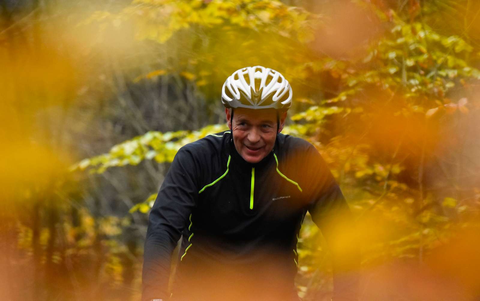 Mand cykler tæt ved Faaborg om efteråret