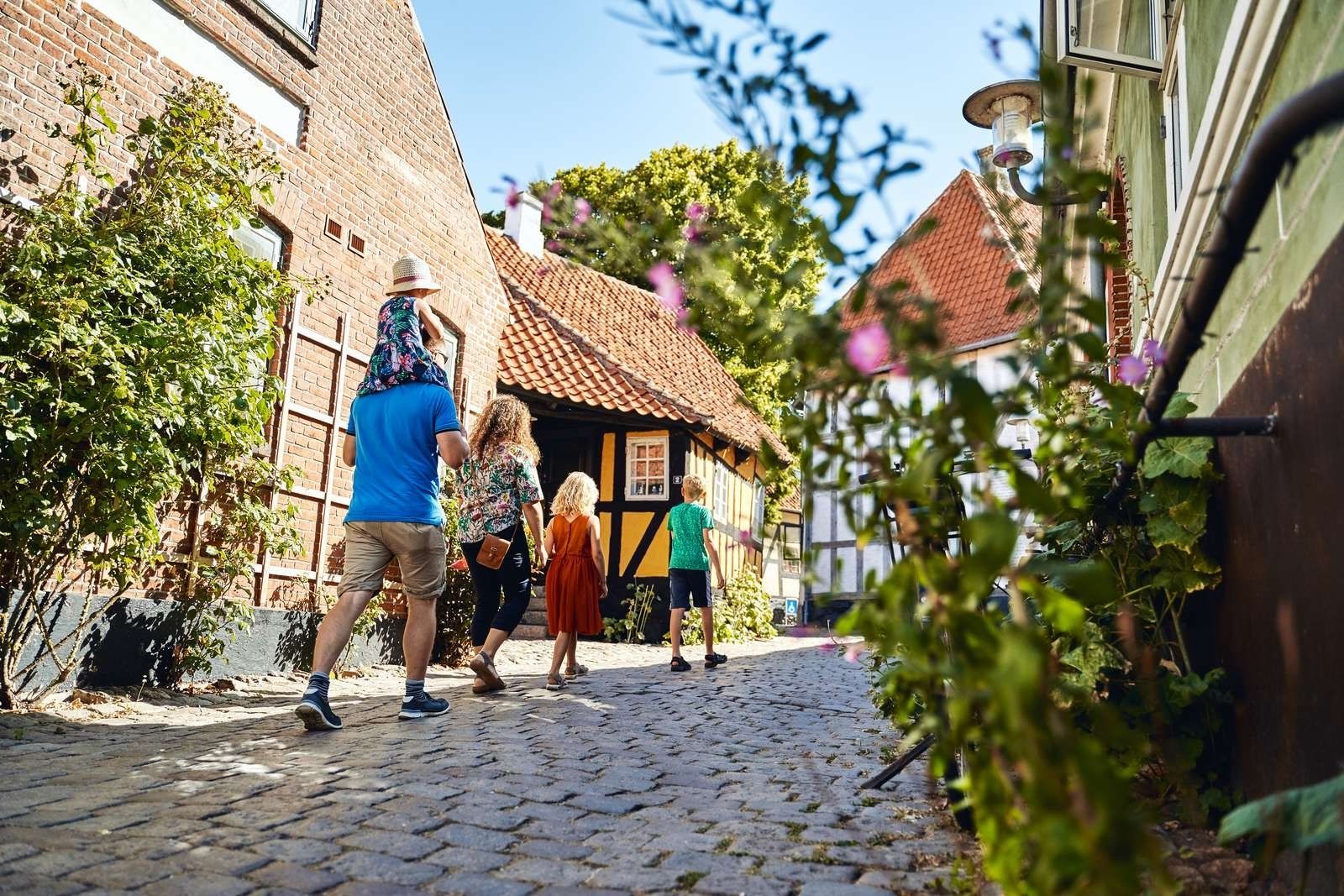 Familie går igennem gaderne i den gamle købstad Faaborg