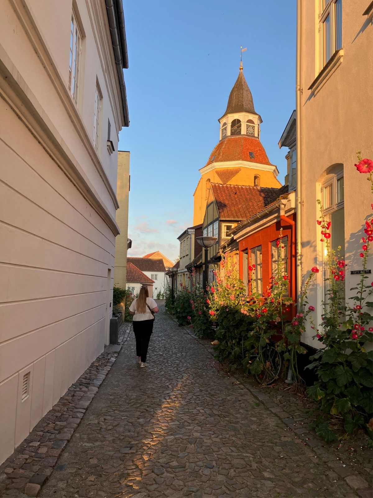 Kvinde går ad Tårngade en sommeraften i Faaborg
