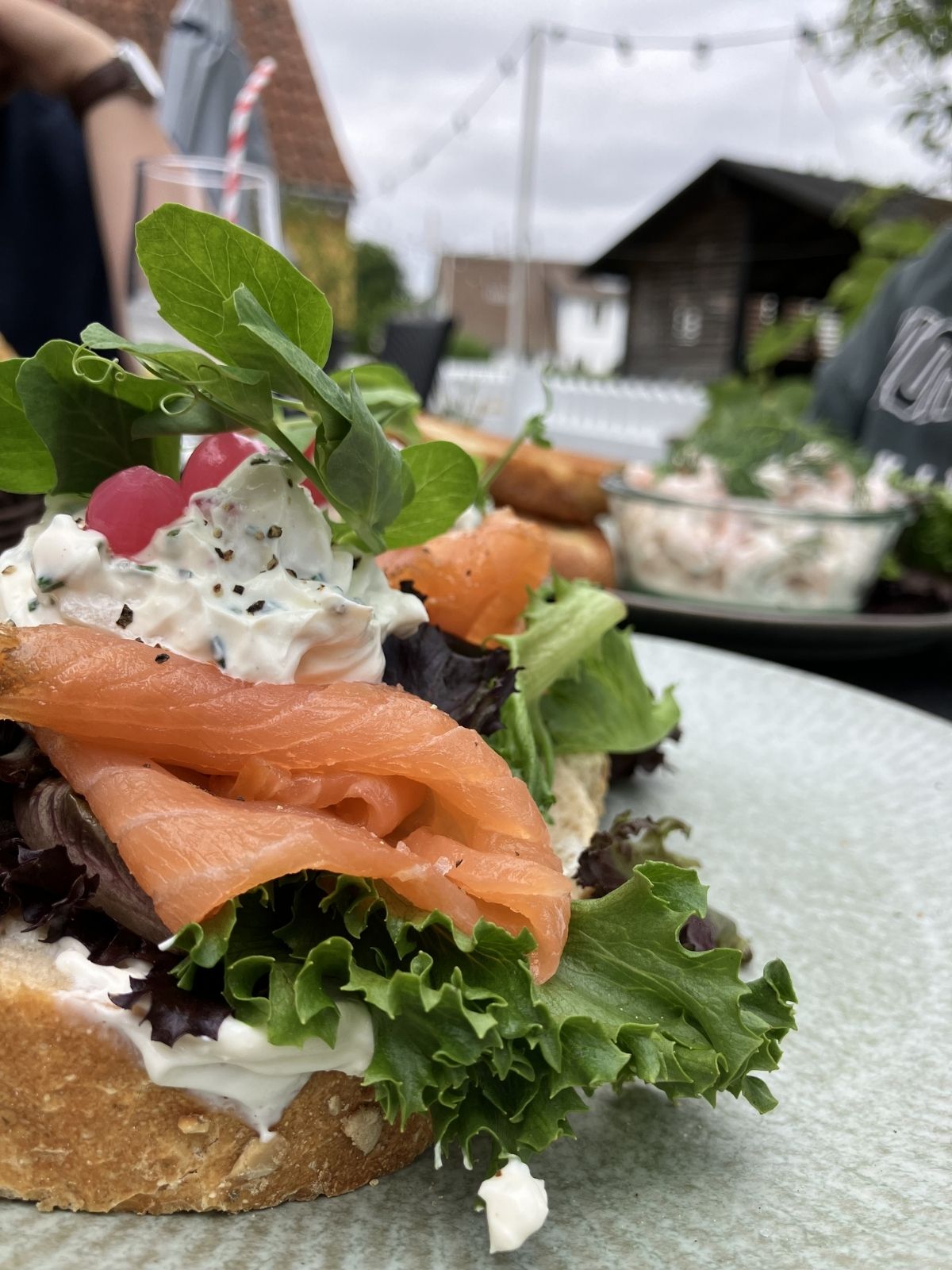 Frokost med laks hos Café Lyø på Lyø ved Faaborg