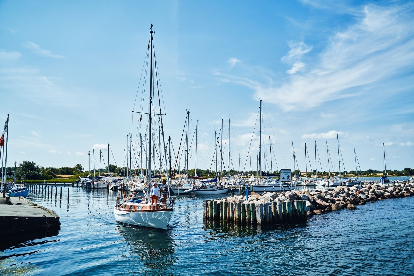 Lystsejlere på vej ud af Lyø havn