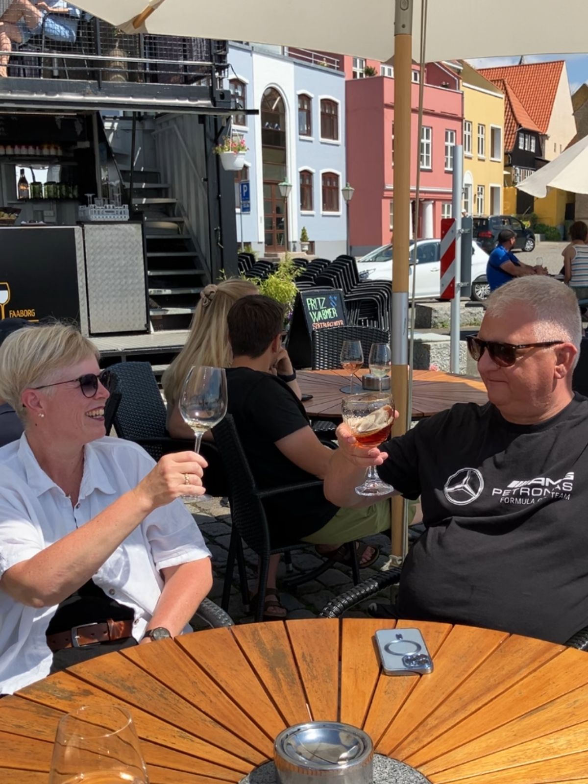 Par nyder et glas vin hos VinBankens pop-up bod på Faaborg Havn
