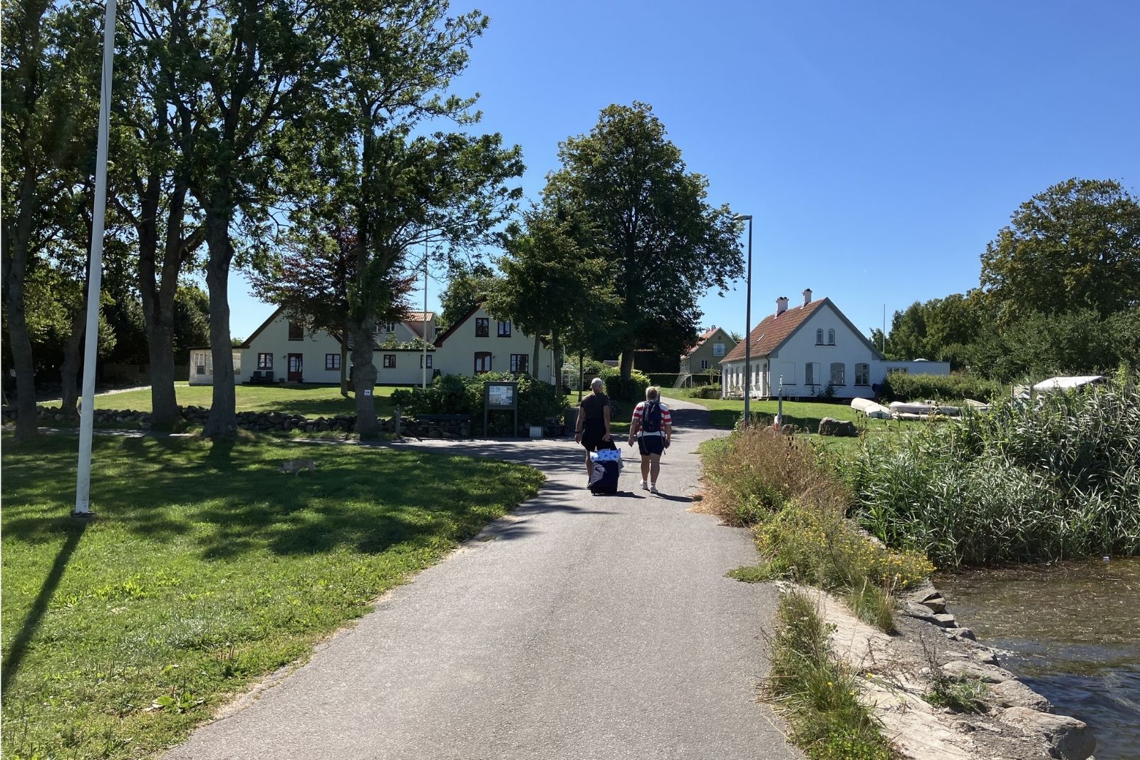 To personer går ved Bjørnø Havn i Det Sydfynske Øhav