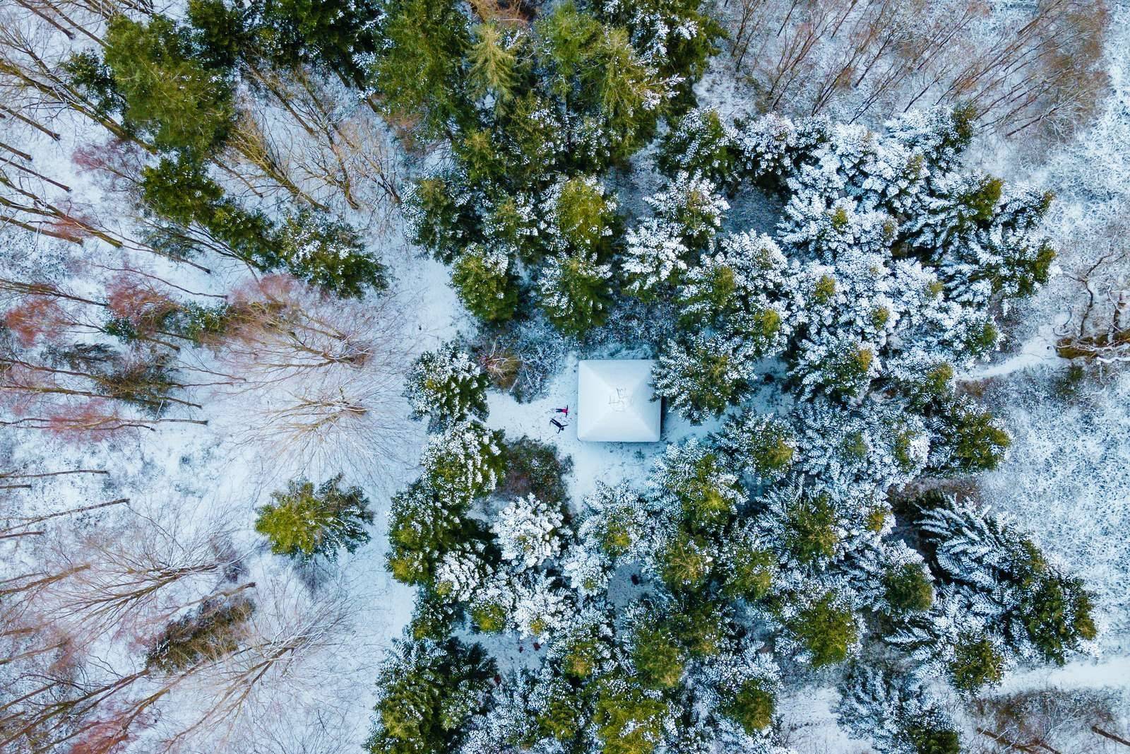 Dyreborg shelter i sne medens unger laver sneengle