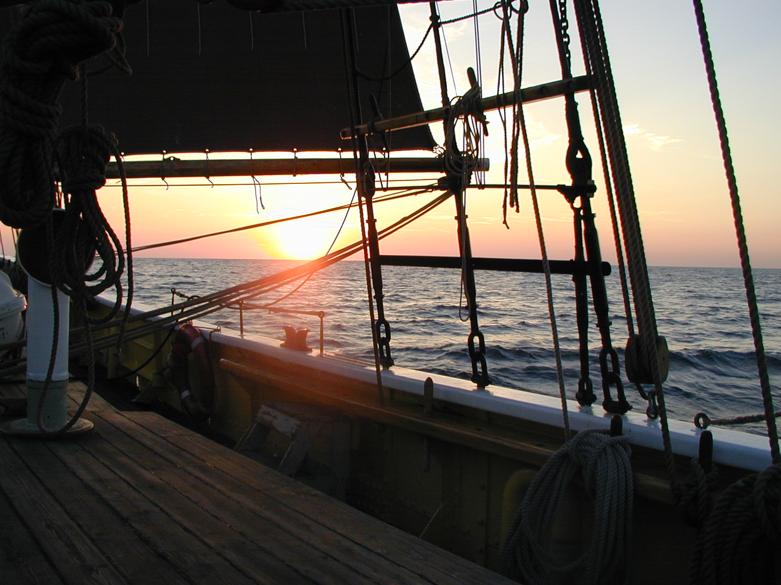 Solnedgang over havet, set fra træskibet Haabet.