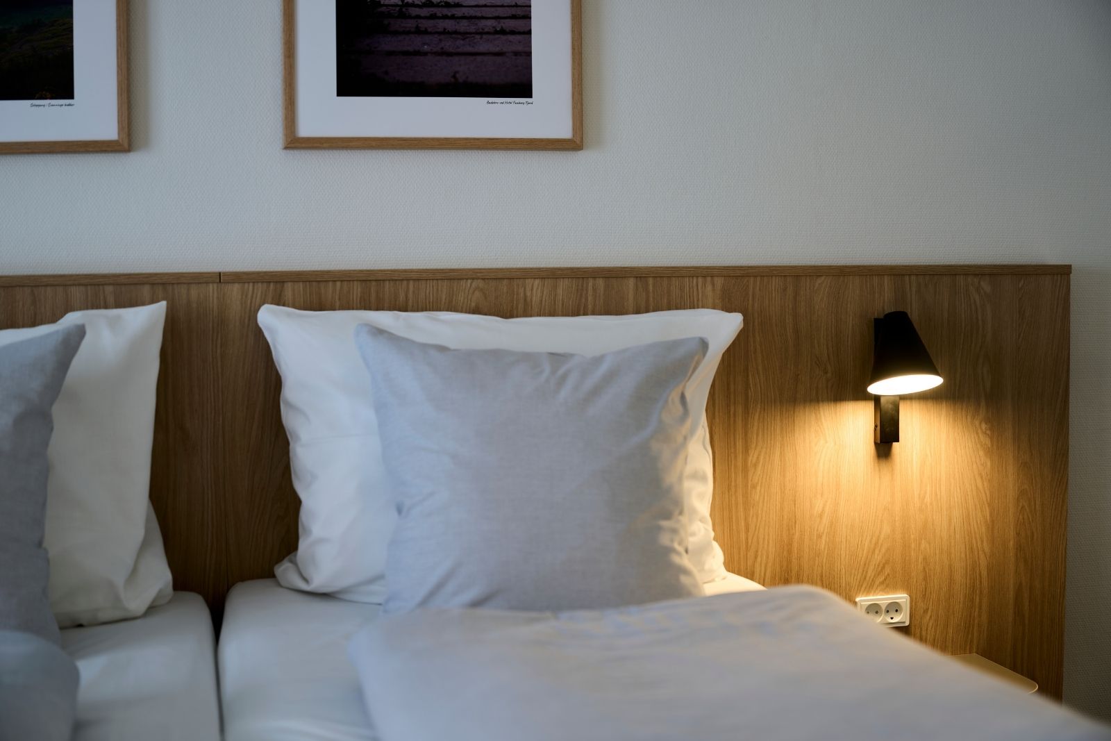 Nærbillede af sengen på et værelse hos Hotel Faaborg Fjord