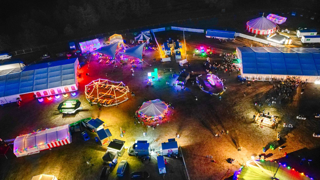 LED lys skinner i natten til Midtfyns Festival