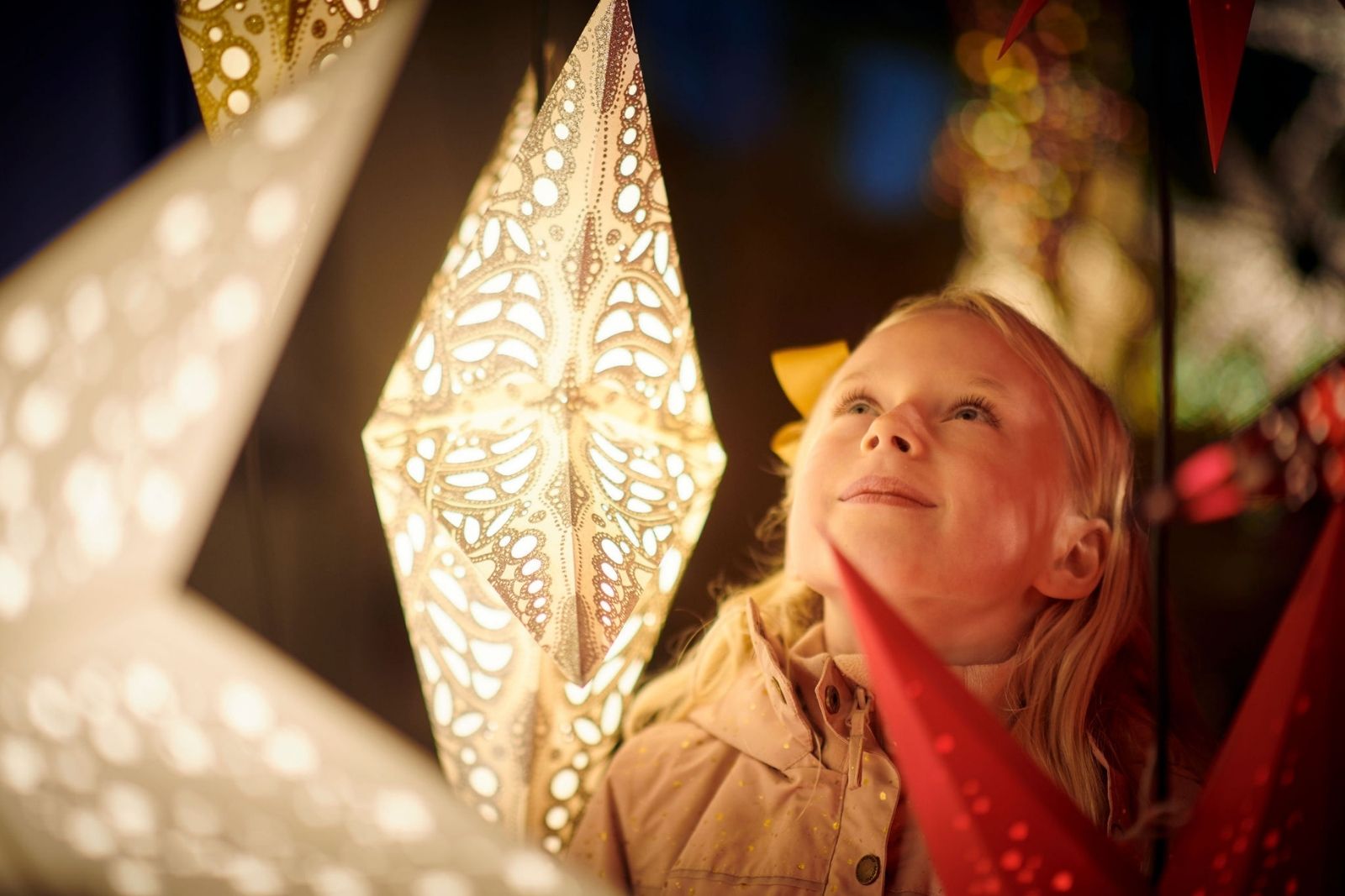 Pige skinner i julelyset til Egeskov Julemarked