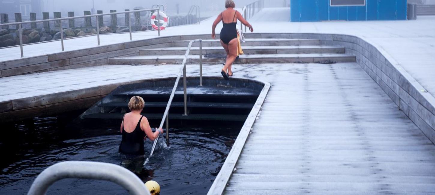To kvinder vinterbader ved Faaborg Havnebad