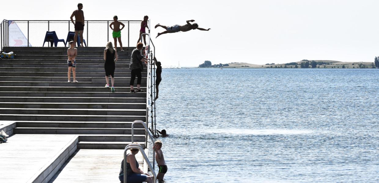 Havnebadet i Faaborg med badende unge og børn