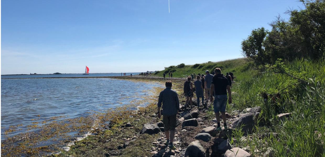 Øhavsperlen Svelmø privat ø folk på stranden