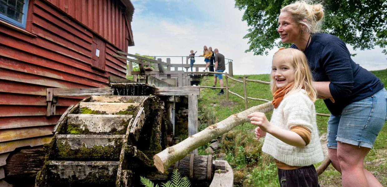 Mor og datter ved Kaleko Mølle 
