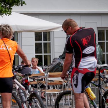 Torvet Faaborg cykelferie par med cykler