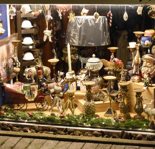 Vinduesparti med julepynt i Faaborg gågade