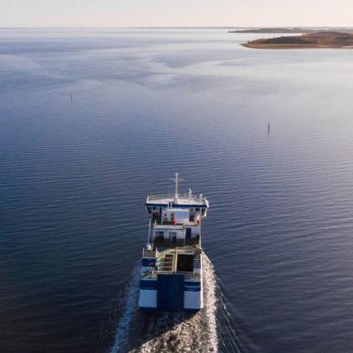 Dronefoto af Ø-færgen mellem Lyø og Avernakø på vej i Det Sydfynske Øhav