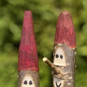 To nisser snittet i træ