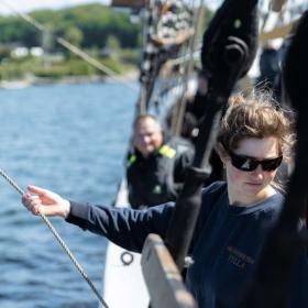Kvinde sejler på skonnerten Fylla