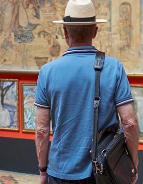 Turist ser på malerier på Faaborg Museum | Købstaden Faaborg