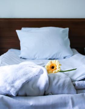 Bett im Hotel Faaborg Fjord veranschaulicht die Übernachtungsmöglichkeiten während der Faaborger Wintertage