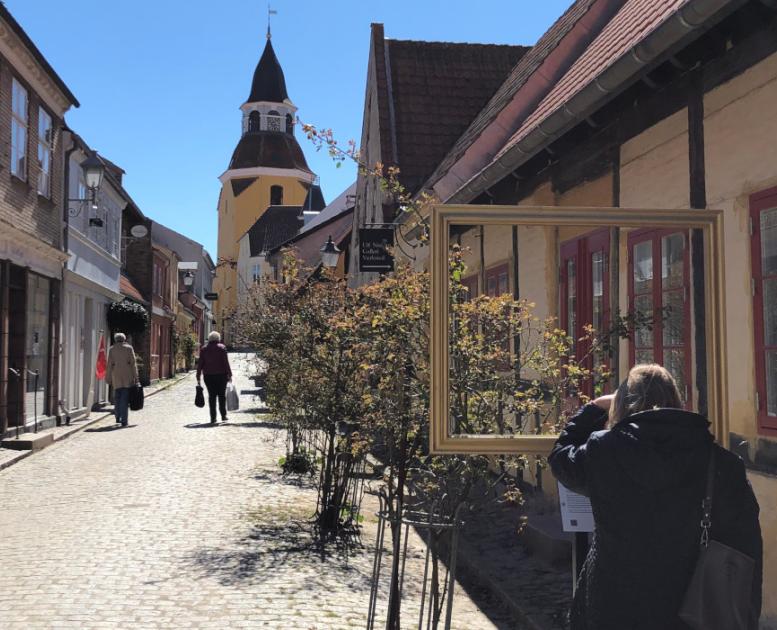 Bøjestræde med klokketårn og billedramme | Kunsttur i gaderen | VisitFaaborg