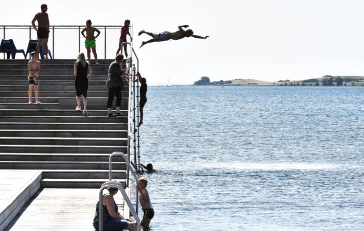 Havnebadet i Faaborg med badende unge og børn